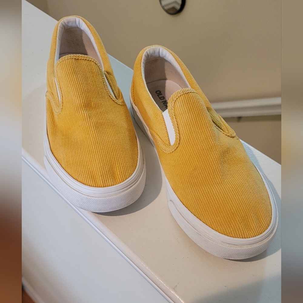 EXCELLENT CONDITION!! OLD NAVY SLIP ON SNEAKERS